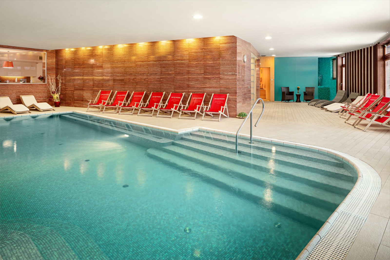 Vnitřní bazén wellness centra Grund Resort